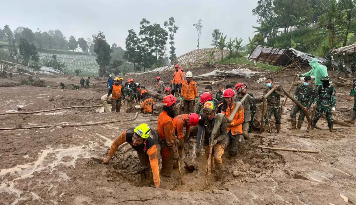 Tim SAR gabungan saat melakukan upaya pencarian dan penyelamatan korban longsor di Desa Pasirlangu, Cisarua, Kabupaten Bandung Barat, Jawa Barat, Rabu (28/1/2026). Hari kelima pencarian korban hilang akibat longsor di Desa Pasirlangu, Kecamatan Cisarua, Kabupaten Bandung Barat, Rabu (28/1/2026), tim SAR gabungan menemukan dua jenazah baru. (Basarnas)