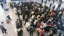 Penumpang menunggu di stasiun kereta api Timur Hangzhou selama puncak perjalanan menjelang Tahun Baru Imlek di provinsi Zhejiang, China (20/1/2023). Migrasi tahunan dimulai dengan jutaan orang kembali ke kampung halaman mereka untuk perayaan Tahun Baru Imlek. (AFP/ST)