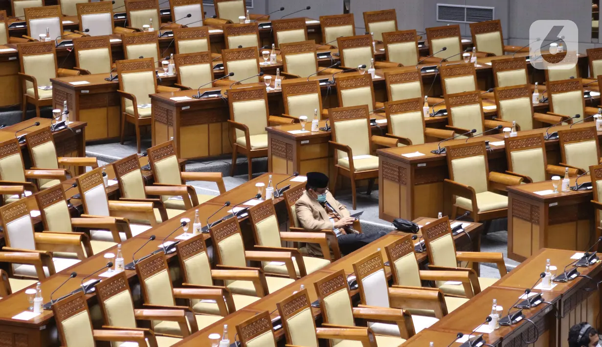 Suasana rapat paripurna ke-14 masa persidangan III tahun sidang 2021-2022 di Gedung Nusantara II, Kompleks Parlemen, Senayan, Jakarta, Selasa (8/2/2022). Ada 6 acara dalam rapat paripurna DPR hari ini. (Liputan6.com/Angga Yuniar)