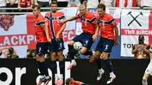 Penyerang Timnas Norwegia #07, Alexander Sorloth, bek #03, Kristoffer Vassbakk Ajer, penyerang #09, Erling Braut Haaland, dan gelandang #08, Sander Berge, melompat membentuk tembok pertahanan selama pertandingan perempat final Piala Dunia 2026 antara Norwegia dan Inggris di Stadion Miami di Miami Gardens pada 12 Juli 2026. (CHANDAN KHANNA/AFP)