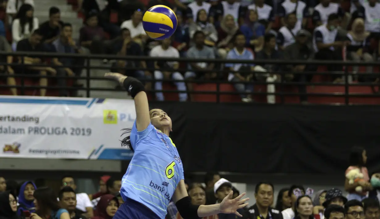 Pevoli Bandung BJB Pakuan, Wintang Dyah, saat menghadapi tim Putri Jakarta BNI 46 dalam ajang Proliga 2019 di GOR Among Rogo, Yogyakarta, Sabtu (23/12). BNI 46 menang 3-1 atas BJB. (Bola.com/Yoppy Renato)