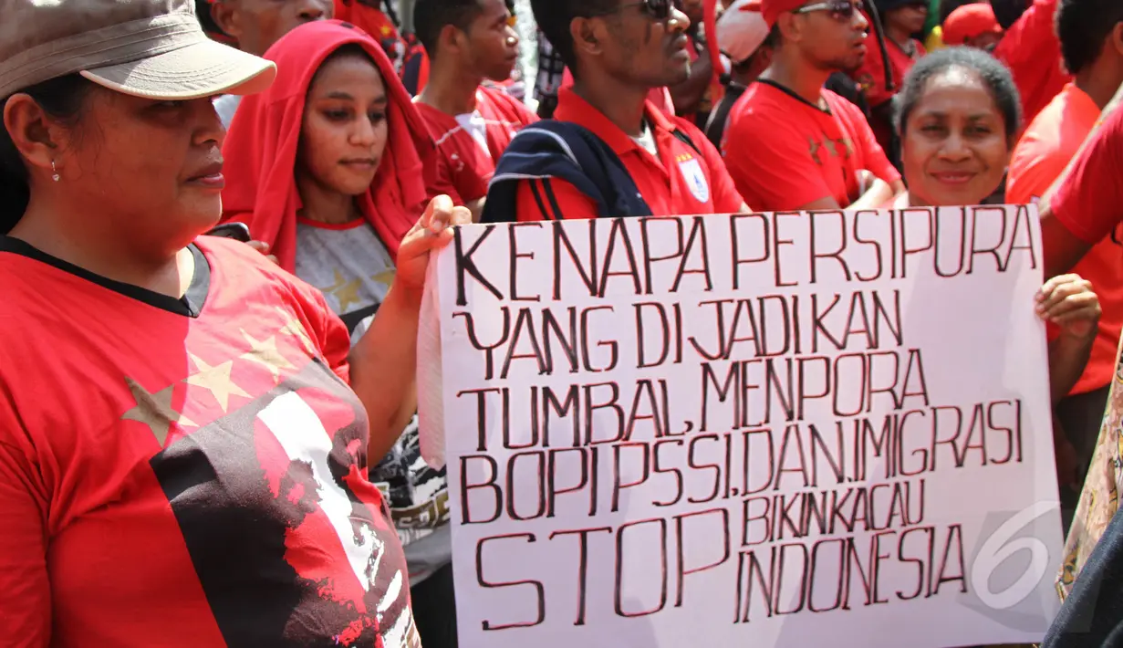 Persipura Mania menilai Menpora dan BOPI bertanggungjawab terkait batalnya laga Piala AFC antara Persipura vs Pahang FA akibat tak keluarnya visa, Papua, Selasa (26/5/2015). (Liputan6.com / Katharina Janur)