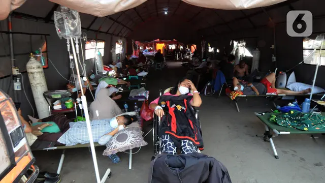 Pasien Covid-19 Dirawat di Tenda Darurat