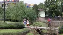 Warga berjalan-jalan di kawasan Taman Piknik, Jakarta, Minggu (20/1). Taman seluas 1 hektar di Jalan Manunggal II, Cipinang Melayu, Jakarta Timur ini menjadi salah satu taman baru milik Pemprov DKI Jakarta untuk warga. (Liputan6.com/Helmi Fithriansyah)