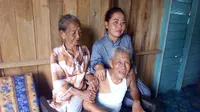 Sugito Kasirin (82) dan Wasiyem (80) dan anaknya Dewi (38), keluarga eks tapol PKI yang kini menetap di Kelurahan Argosari, Kutai Kartanegara, Kalimantan Timur (Kaltim). (Liputan6.com/ Abelda Gunawan)