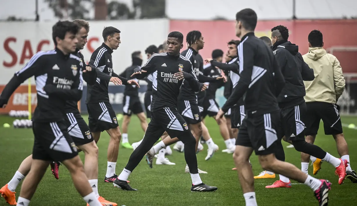 <p>Para pemain Benfica melakukan pemanasan selama sesi latihan di kamp pelatihan Kampus Benfica di Seixal, Lisbon (6/3/2023). Benfica akan bertanding melawan Club Brugge pada leg kedua babak 16 besar Liga Champions di Estadio da Luz. (AFP/Patricia De Melo Moreira)</p>