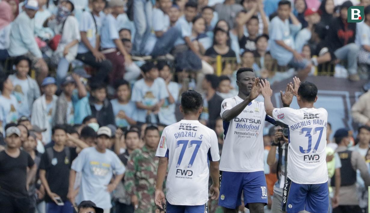 Para pemain Persib Bandung merayakan gol yang dicetak oleh Ezechiel N'douassel, ke gawang Perserang pada laga persahabatan di Stadion Maulana Yusuf, Banten, Kamis (1/3/2018). Persib menang 6-0 atas Perserang. (Bola.com/M Iqbal Ichsan)