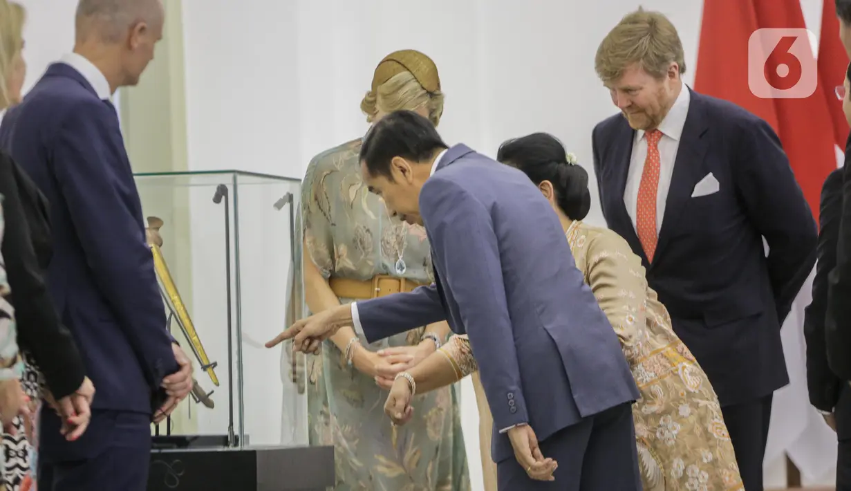Presiden Joko Widodo melihat sebilah keris milik Pahlawan Nasional Pangeran Diponegoro di Istana Bogor, Selasa (10/3/2020). Keris yang selama ini tersimpan di Belanda itu sendiri diserahkan secara simbolis usai Raja Willem dan Jokowi memberikan pernyataan pers bersama. (Liputan6.com/Faizal Fanani)