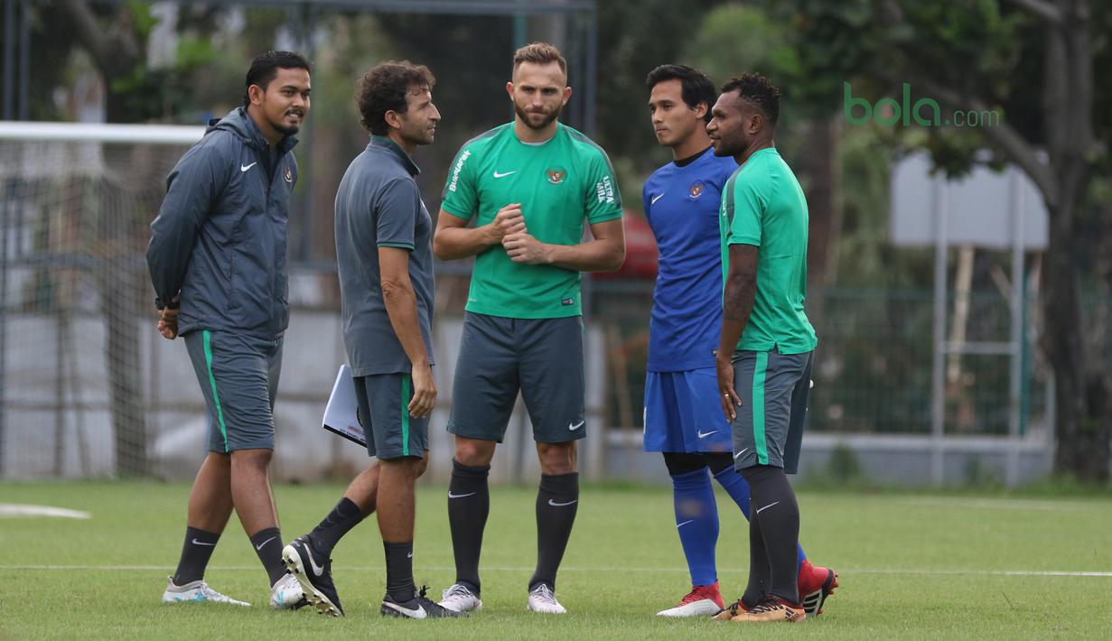 Ilija Spasojevic (tengah), Nelson Alom (kanan), M. Ridho saat  berbincang dengan pelatih Luis Milla sebelum sesi latihan di Lapangan A,B,C, Senayan, Jakarta (18/2/2018). Latihan ini merupakan persiapan Asian Games 2018. (Bola.com/Nick Hanoatubun)