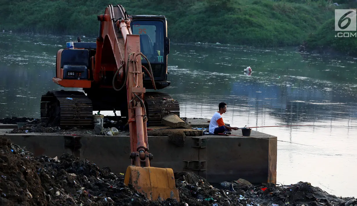 Seorang pria memancing di Kali Ciliwung, Kawasan Tanah Abang, Jakarta, Jum'at (22/9). Karena minimnya lahan terbuka sejumlah warga memanfaatkan Proyek Normalisasi kali untuk beraktivitas dan bermain. (Liputan6.com/JohanTallo)