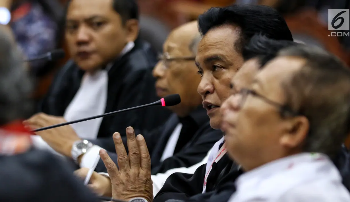Ketua Tim Hukum Joko Widodo-Ma'ruf Amin, Yusril Ihza Mahendra menyampaikan pendapat dalam sidang perdana sengketa Pilpres 2019 di Mahkamah Konstitusi, Jumat (14/6/2019). Sidang beragenda pembacaan materi gugatan dari pemohon, yaitu paslon 02 Prabowo Subianto-Sandiaga Uno. (Lputan6.com/Johan Tallo)