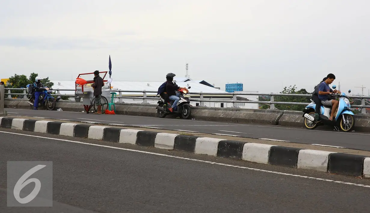 Sejumlah pengendara sepeda motor menepikan kendaraannya di atas jalan layang Pasar Rebo, Jakarta, Sabtu (14/1). Setiap hari, jalan layang tersebut menjadi tempat untuk menghabiskan waktu bagi warga sekitar serta pemotor. (Liputan6.com/Immanuel Antonius)