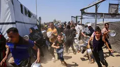 Warga Palestina berlarian untuk mengantre di sebuah dapur umum yang ada di daerah Mawasi, Khan Yunis, Jalur Gaza selatan pada 22 Juli 2025. (Foto oleh AFP)