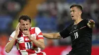 Penyerang timnas Kroasia Ante Budimir berebut bola dengan gelandang Austria Christoph Baumgartner  pada matchday pertama UEFA Nations League A Grup 1 di Stadion Gradski Vrt, Sabtu (4/6/2022) dinihari WIB. Ralf Rangnick sukses debut dengan mengantarkan Timnas Austria menang telak atas Kroasia dengan skor 3-0. (AP Photo/Darko Bandic)