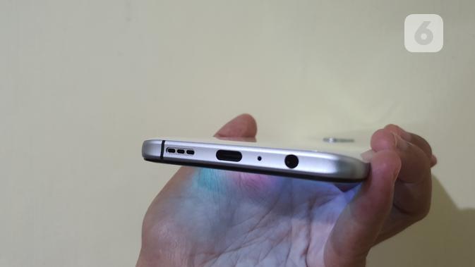 Sisi bawah Realme X2 Pro dibekali dengan port USB type C dan jack headphone 3,5mm. (Liputan6.com/ Agustin Setyo W)