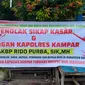 Spanduk dari Warga Muhammadiyah Kampar yang meminta Kapolres Kampar dicopot dari jabatannya. (Liputan6.com/M Syukur)