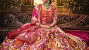 Di malam pertamanya sebagai Nyonya Radhika Ambani, ia mengenakan Lehenga ang terinspirasi dari lukisan Jayasri. [Foto: Instagram/rheakapoor]