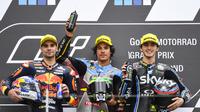 Momen saat pembalap Sky Racing Team VR46, Francesco Bagnaia (kanan) merebut podium ketiga seri di Sirkuit Sachsenring, Jerman . (Jure Makovec / AFP)
