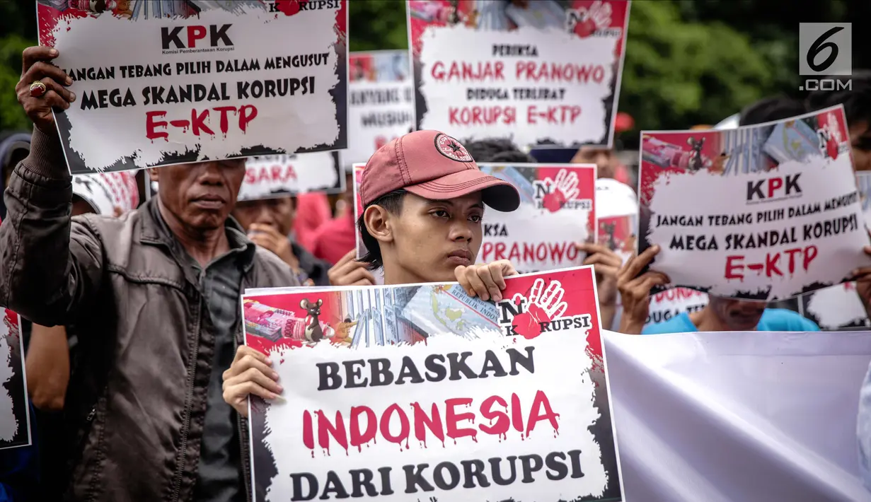 Massa aksi yang tergabung dalam Komando Aksi Mahasiswa dan Pemuda Anti Korupsi (Kompak) menggelar aksi unjuk rasa di depan Gedung KPK, Jakarta, Rabu (29/11). (Liputan6.com/Faizal Fanani)
