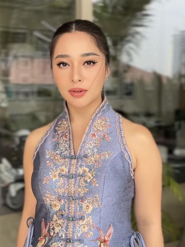 Pesona Nikita Willy Dibalut Baju Chinese Qipao. [@melinathemua]