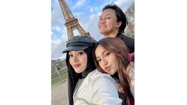 Potret Kedekatan Mahalini dan Keluarga Rizky Febian