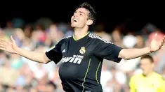 Keceriaan gelandang Real Madrid Kaka usai menjebol gawang Valencia pada lanjutan La Liga di Estadio Mestalla, 23 April 2011. AFP PHOTO/JOSE JORDAN