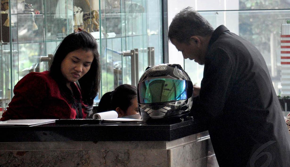 Diperiksa KPK, Anggito Abimanyu Tenteng Helm Foto