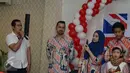 Adjie Pangestu (kiri) ayah kandung dari Muhammad Rafi memberikan sambutan saat acara Ulang Tahun Rafi ke-17, Jakarta, Sabtu  (24/12). Tampak hadir Anisa Trihapsari dan Sultan Djorghi di acara tersebut. (Liputan6.com/Herman Zakharia)