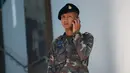 Tentara Thailand berbicara di telepon di depan pintu masuk Rumah Sakit Phramongkutklao, Bangkok, (22/5). Peristiwa ini hanya berselang beberapa pekan setelah ledakan di sebuah pusat perbelanjaan di Pattani, di Thailand selatan. (AP Photo/Sakchai Lalit)