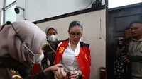 Nikita Mirzani Menangis Bacakan Eksepsi, Luapkan Kerinduannya pada Anak 