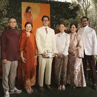 Brandon Salim dan kekasihnya, Dhika Himawan baru saja menggelar lamaran yang mempertemukan kedua keluarga. Kedua memilih di rumah dengan konsep outdoor dan tampak lukisan anak perempuan mengenakan cheongsam. [@brandonsalim]