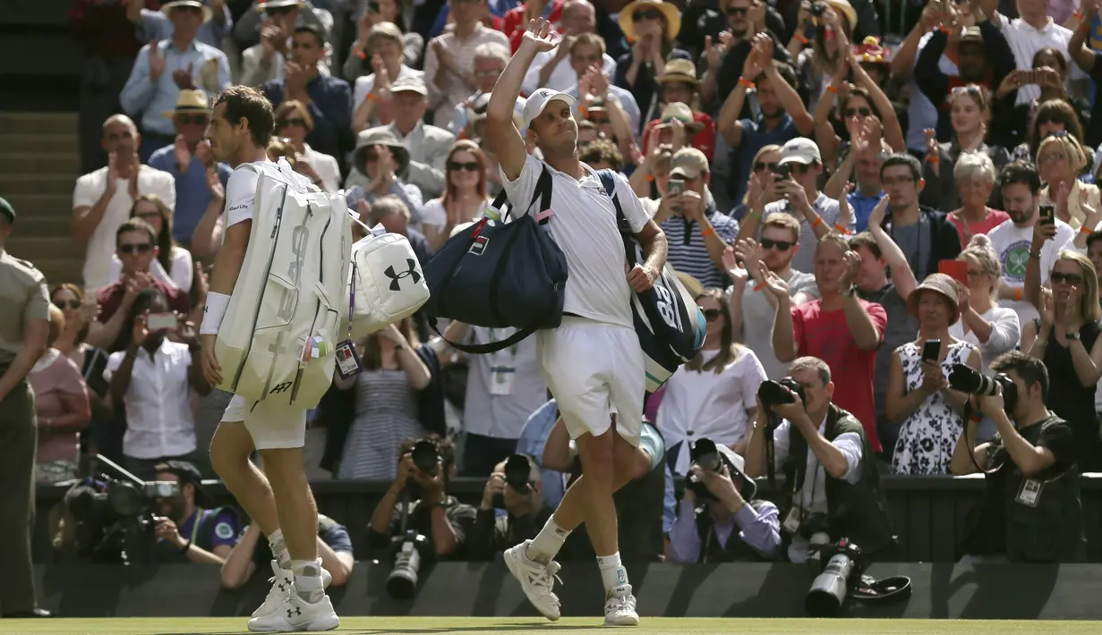 Sam Querrey (kanan) memberikan salam kepada penonton usai mengalahkan Andy Murray pada laga tunggal putra Wimbledon Tennis Championships 2017 di London, (12/7/2017). (AP/Tim Ireland)