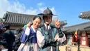 <p>Lewat Instagramnya, Honey Lee membagikan foto behind the scene bersama para pemain. "Jika kita bertemu Nauri, our worker. Terlalu sibuk berakting jadi aku tidak bisa mengambil gambar yang bagus"</p>