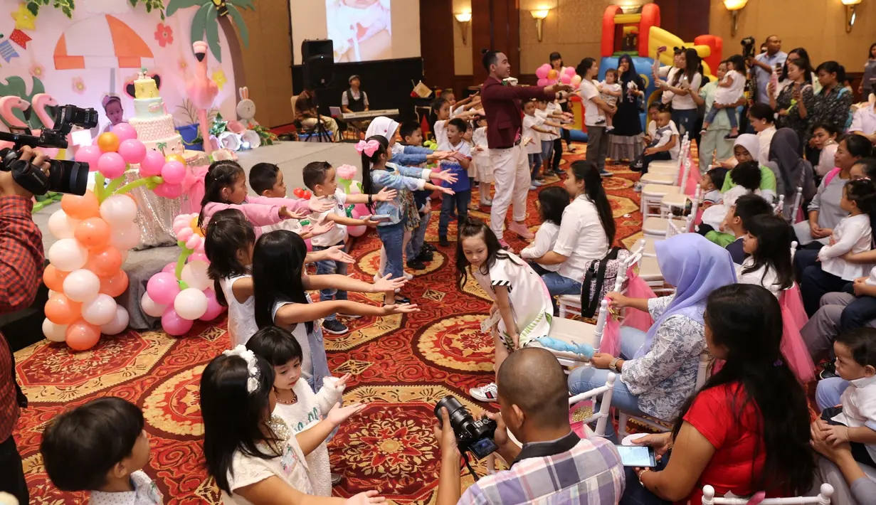 Selain itu, ternyata niat awal Ussy menginginkan adanya komedi putar. Namun sayangnya, ada kendala pada lift di hotel tersebut. Akhirnya, Ussy tak bisa menyediakan permainan tersebut untuk tamu sejumlah 400 undangan. (Adrian Putra/Bintang.com)