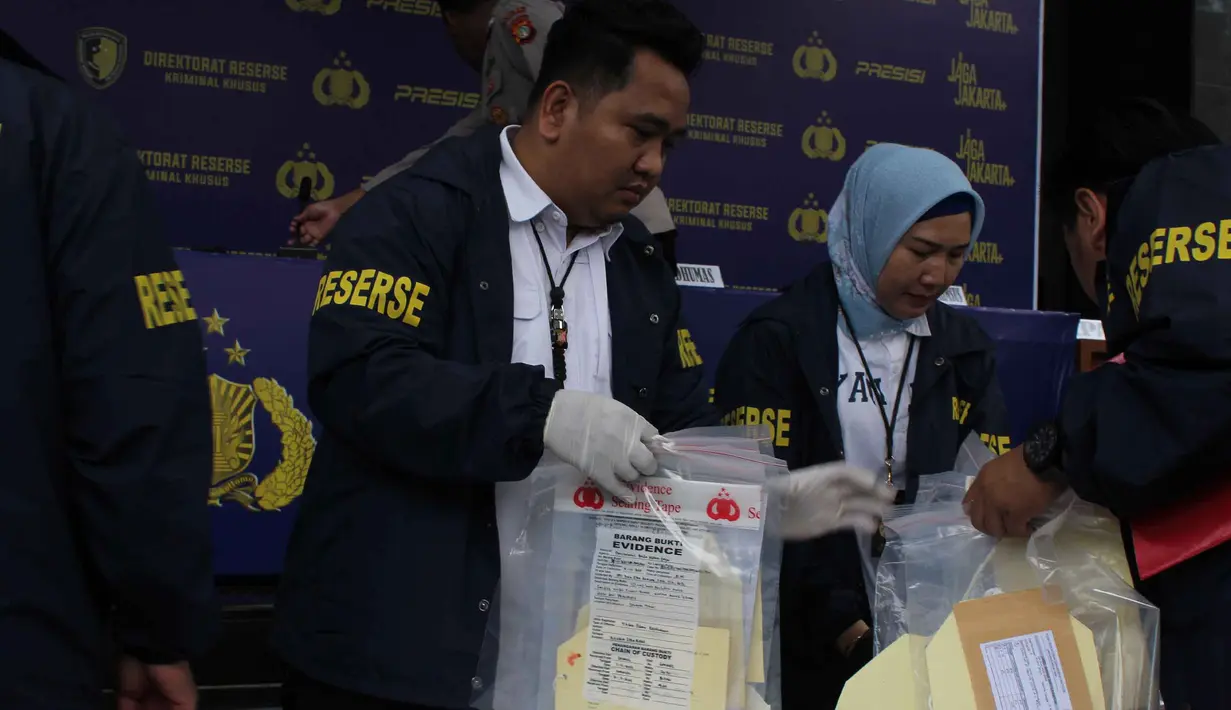 Barang bukti yang diamankan berupa tempat tidur untuk tindakan aborsi, sarung tangan karet, kapas yang bernoda darah pasien, obat-obatan, alat tenakulum, alat spekulum sim dan mesin saksen atau vakum serta selang tabung vakum. Tampak dalam foto, personel dari Direktorat Reserse Kriminal Khusus Polda Metro Jaya membawa barang bukti pengungkapan kasus praktik aborsi illegal di Mapolda Metro Jaya, Jakarta, Rabu (17/12/2025). (merdeka.com/magang/Rendi Saputra)