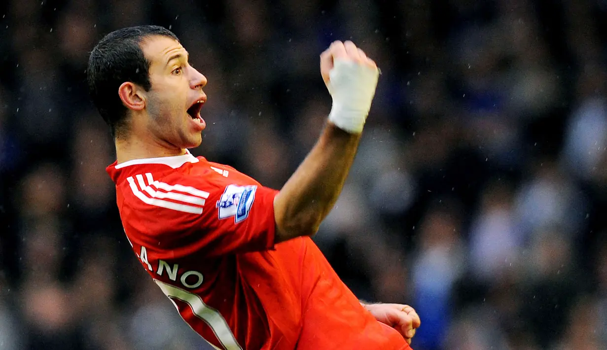 Javier Mascherano - Pesepak bola yang terkenal dengan permainan ngotot ini pernah berseragam Liverpool pada tahun 2007 hingga 2010. Bersama The Reds ia mampu memainkan laga sebanyak 94 kali dengan torehan 2 gol. (AFP/Andrew Yates)