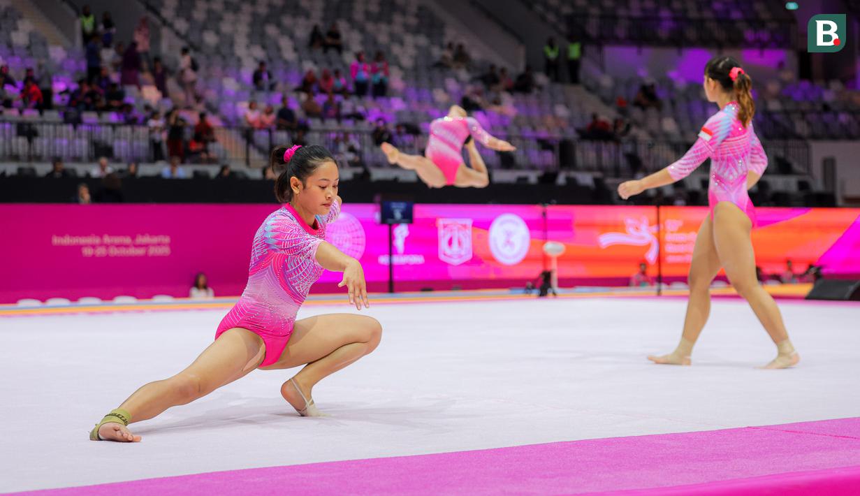 <p>Tim senam putri Indonesia, Salsabilla Hadi Pamungkas (kiri), Larasati Rengganis (tengah), dan Alarice Mallica Prakoso (kanan) saat melakukan podium training nomor senam lantai jelang Kejuaraan Dunia Gimnastik 2025 di Indonesia Arena, Senayan, Jakarta, Sabtu (18/10/2025). (Bola.com/Bagaskara Lazuardi)</p>