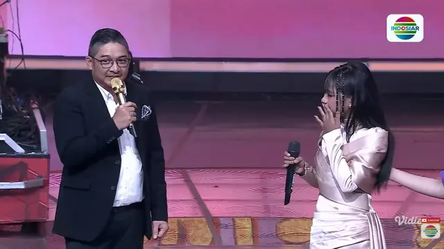 April DA7 Menangis di Tengah Penampilan Bersama Ungu di D’Academy 7 Mega Konser pada Kamis, (5/2)