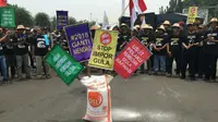Sekitar 300 petani tebu yang tergabung dalam Andalan Petani Tebu Rakyat Indonesia (APTRI) menggelar aksi unjuk rasa di depan Istana Merdeka, Selasa (16/10/2018).