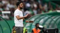 Pelatih Sporting Lisbon asal Portugal, Ruben Amorim, memberi isyarat selama pertandingan liga Portugal antara Sporting CP dan Rio Ave FC di stadion Jose Alvalade di Lisbon pada 9 Agustus 2024. (CARLOS COSTA/AFP)