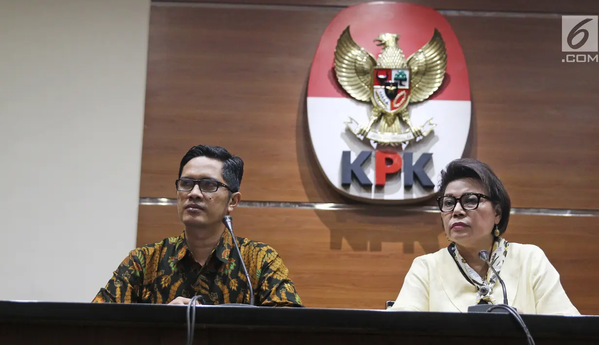 Wakil Ketua KPK Basaria Panjaitan (kanan) didampingi Jubir KPK Febri Diansyah memberi keterangan pers di Jakarta, Rabu (21/3). KPK menetapkan Wali Kota Malang Moch Anton dan 18 anggota DPRD Kota Malang sebagai tersangka. (Liputan6.com/Herman Zakharia)