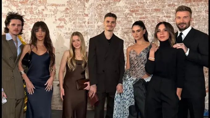 Gaya Keluarga David Beckham Hadir di Fashion Show Victoria Paris Fashion Week