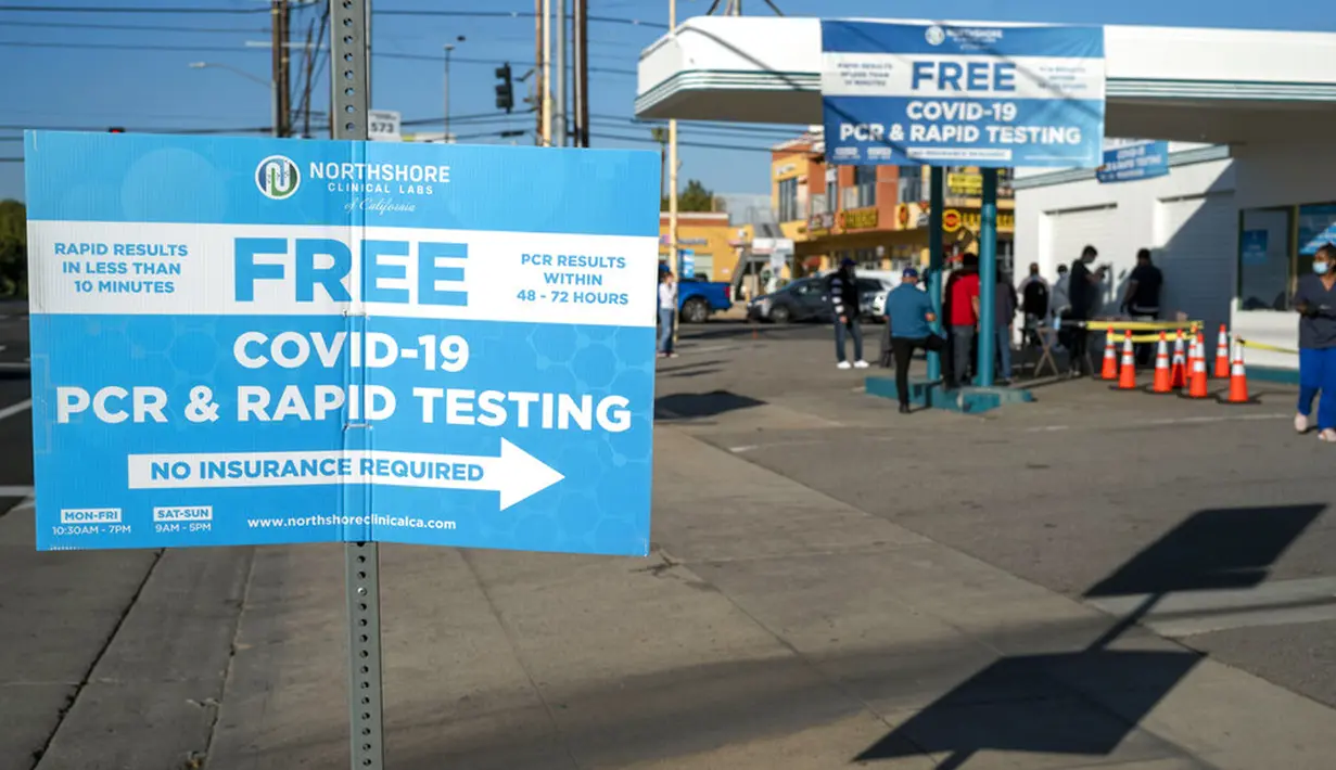 Orang-orang mengantre untuk tes COVID-19 Balboa Blvd and Saticoy St, Van Nuys, California, Amerika Serikat, 4 Januari 2022. Dalam sebulan California memiliki 22.000 pasien COVID-19 di rumah sakit, puncak gelombang musim dingin. (Hans Gutknecht/The Orange County Register via AP)