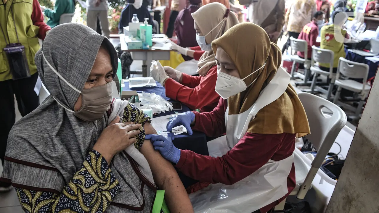 FOTO: Pemkot Jakut Targetkan 1500 Lansia Dapat Vaksinasi COVID-19 per Hari