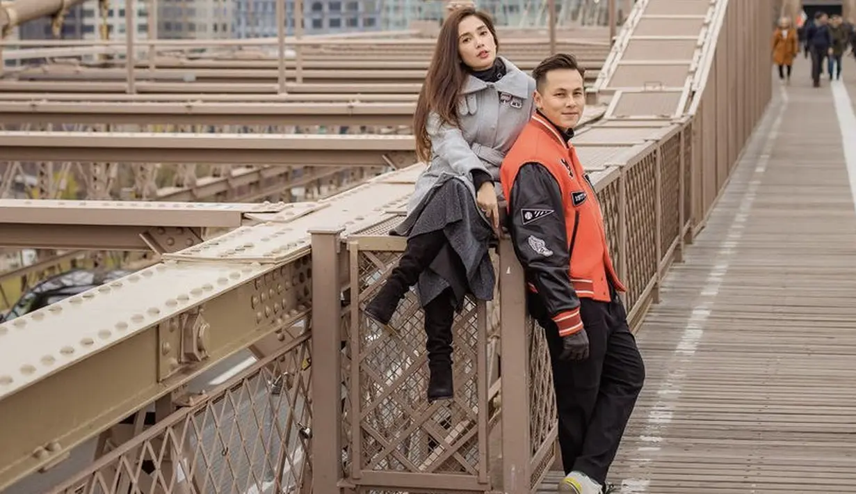 <p>kurang lebih 10 tahun membina rumah tangga, Adhika dan Ussy kerap tampil mesra bak masih pacaran. Andhika tampil dengan jaket base ballnya sedangkan ussy dengan jaket abu-abunya. @andhiiikapratama</p>