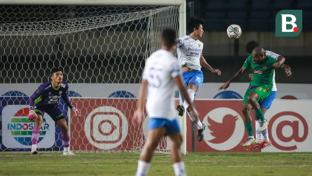 Foto: Melihat Gol Cantik Boaz Solossa saat PSS Sleman Bertemu Persib Bandung di Perempat Final Piala Presiden 2022