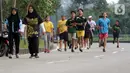 Warga berolahraga dengan berlari dan berjalan santai di area ring road Stadion Pakansari, Kabupaten Bogor, Jawa Barat, Selasa (3/11/2020). Menjaga kebugaran tubuh dengan berolahraga diyakini mampu meningkatkan imunitas dan mencegah sakit. (Liputan6.com/Helmi Fithriansyah)