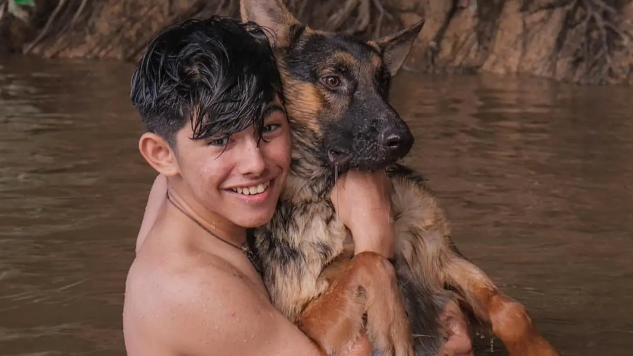 Disebut Tarzan Kalimantan, Ini 6 Potret Andrew Kalaweit Bareng Anjing Peliharaan