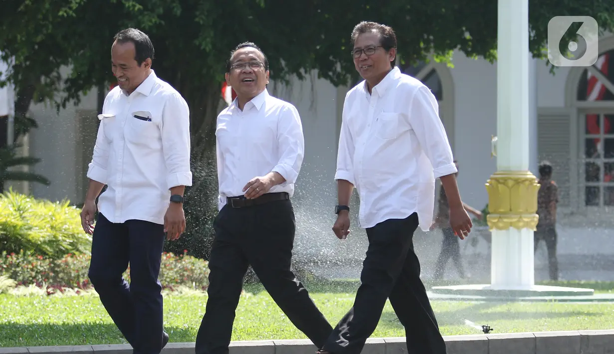 Menteri Sekretaris Negara pada kabinet kerja 2019-2024 Pratikno (tengah) turut hadir ke Istana Kepresidenan, Jakarta, Senin (10/10/2019). Pratikno  datang bersama mantan aktivis Fadjroel Rahman (kanan) dan mantan Staf Khusus Presiden Nico Harjanto. Liputan6.com/Angga Yuniar)