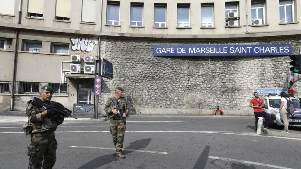 Lokasi serangan pisau di luar Stasiun Kereta Saint Charles, Paris. (AP)
